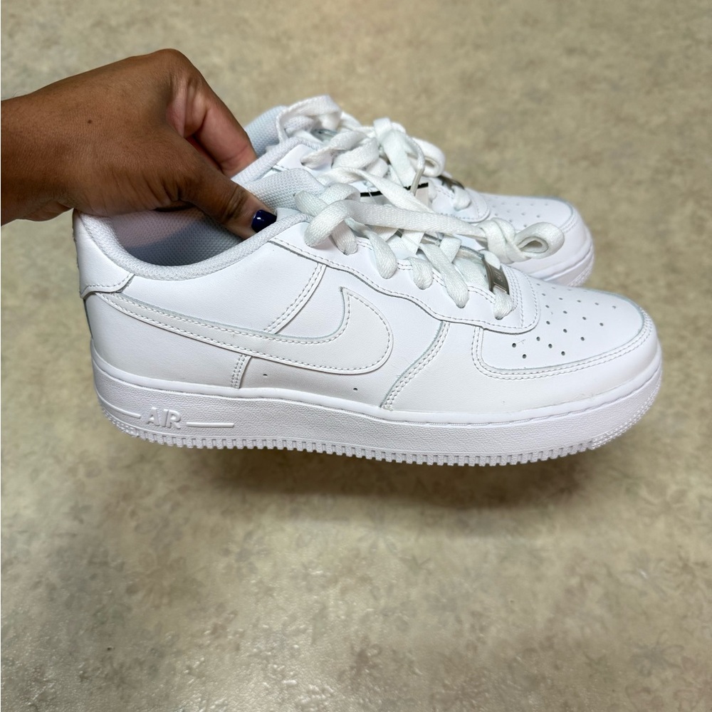 🆕 Nike Air Force 1 | Classic White | Size 7-Youth or 8.5 Women’s or 7 Men’s.